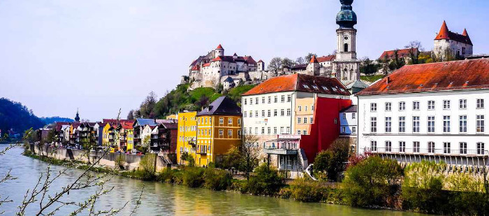 Stadtansicht der Herzogstadt Burghausen, im Vordergrund der Fluß Salzach.